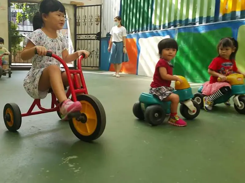 預備起 看誰的小車車跑最快(^_-)