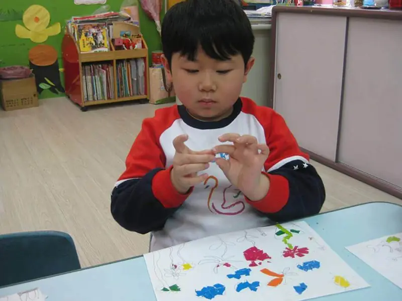 寶貝們專心認真地畫出美麗的創作來